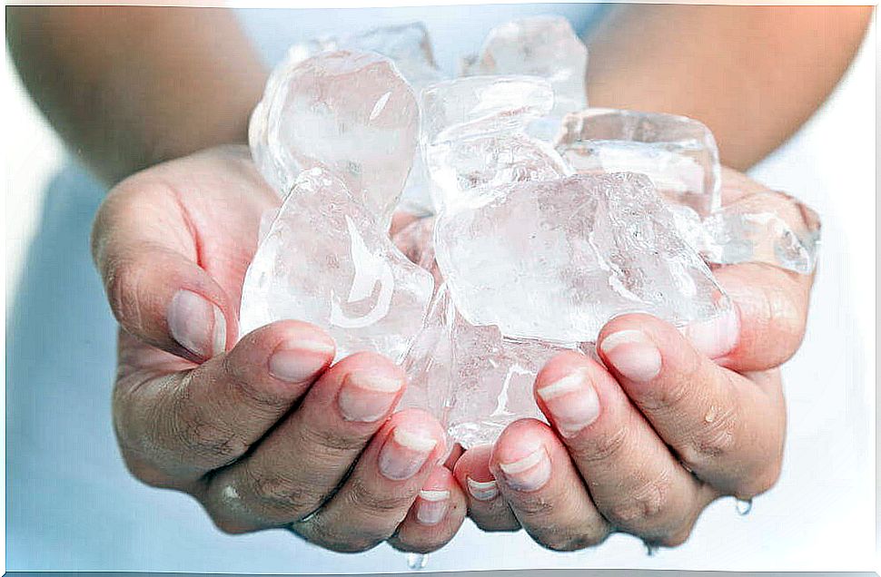 ice against hemorrhoids