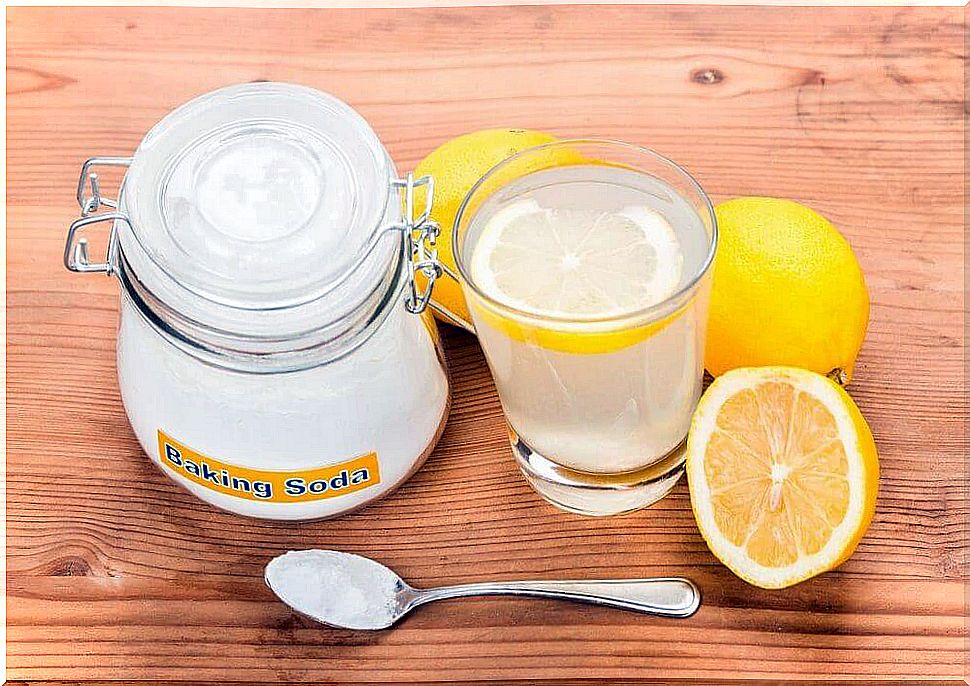 Baking soda and lemon against aphonia.