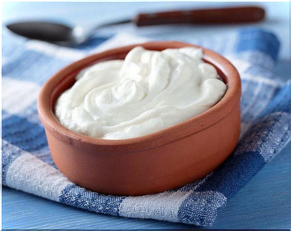 natural or low-fat yogurt 