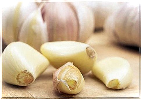 Eat-garlic-500x330