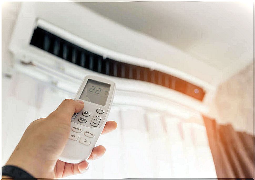 At what temperature should the air conditioning be used?